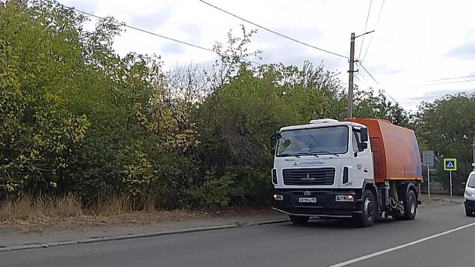 26 сентября, с целью приведения территории в надлежащее санитарное состояние силами МУП АГМ «Перспектива» проведены работы по механизированной уборке проезжей части автодороги по ул. Коккинаки
