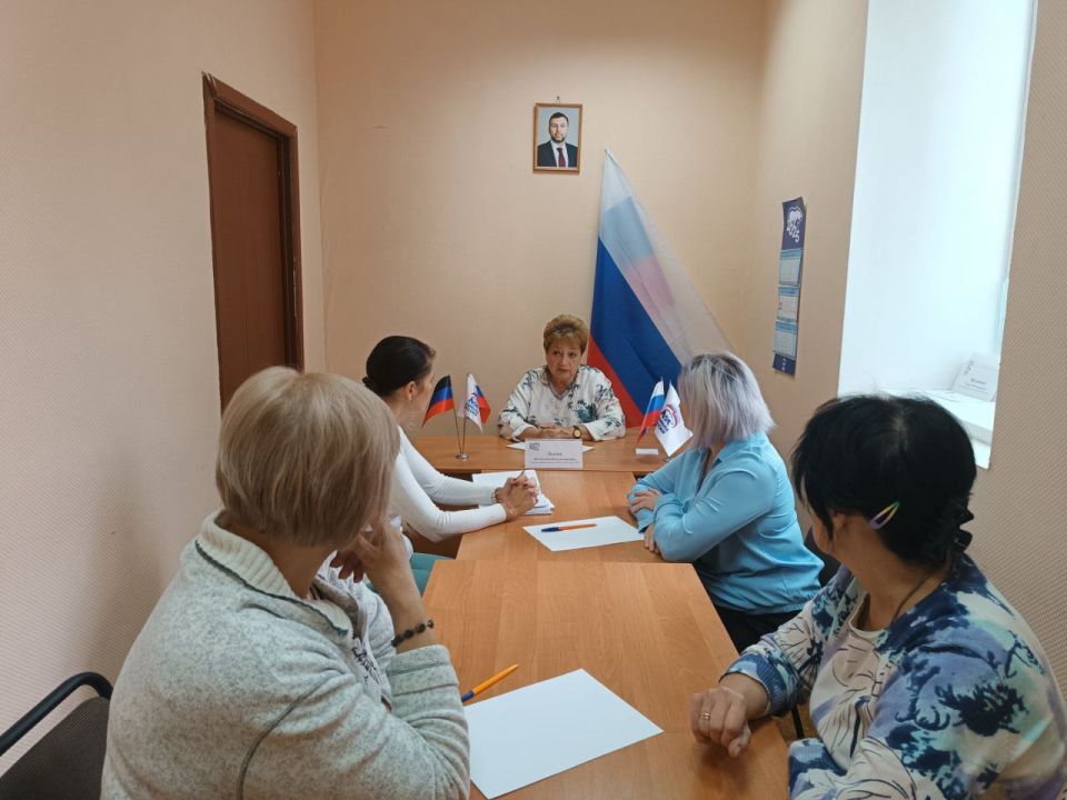 Сегодня, 26 сентября секретари первичных отделений партии «Единая Россия» Червоногвардейского района провёли приём граждан в Общественной приемной Председателя партии «Единая Россия» Червоногвардейского района городского... Сегодня, 26 сентября секретари первичных отделений партии «Единая Россия» Червоногвардейского района провёли приём граждан в Общественной приемной Председателя партии «Единая Россия» Червоногвардейского района городского...