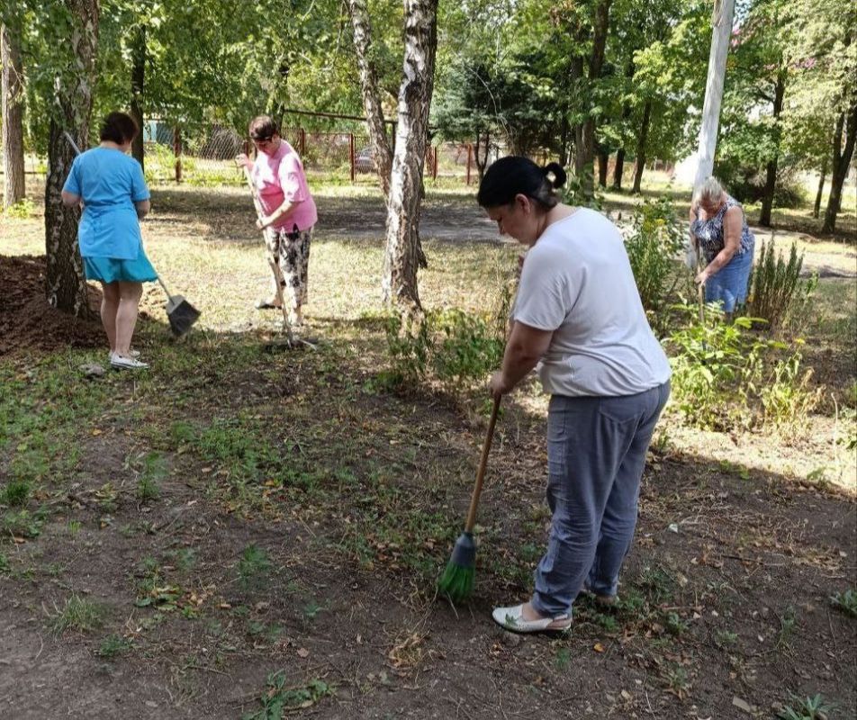 В Кировском внутригородском районе продолжаются субботники
