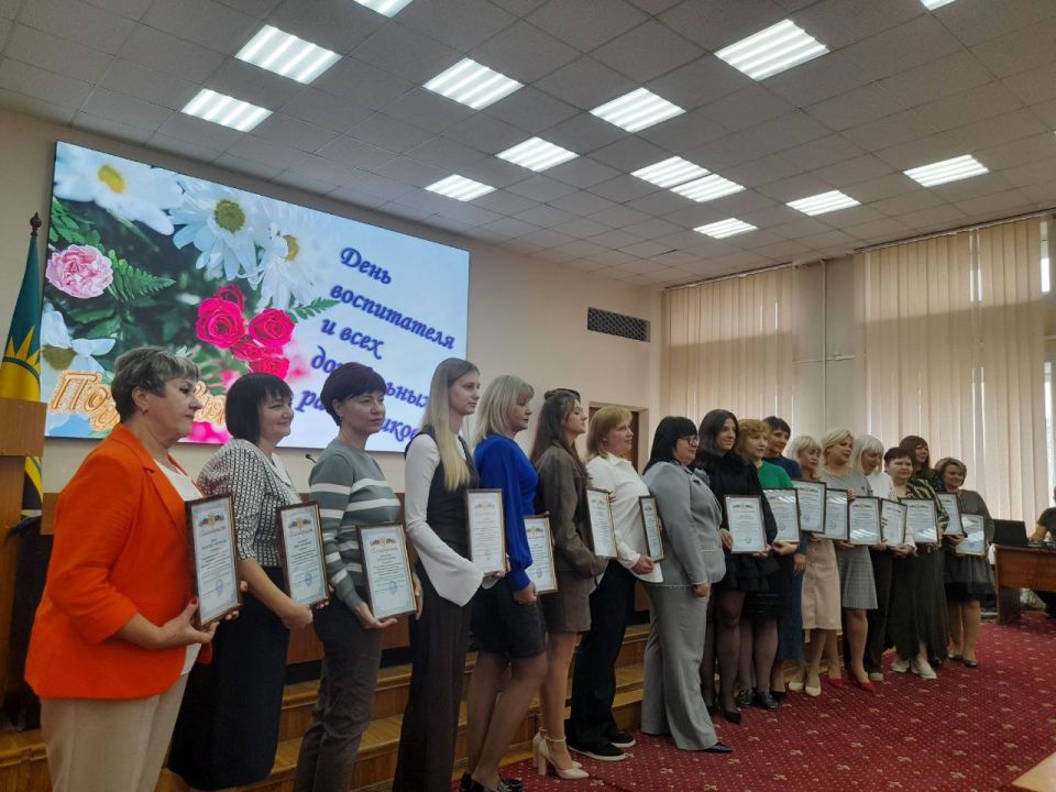 В преддверии Дня воспитателя и всех дошкольных работников в городском округе Макеевка состоялось торжественное вручение благодарностей Администрации городского округа Макеевка, Макеевского городского совета и департамента... В преддверии Дня воспитателя и всех дошкольных работников в городском округе Макеевка состоялось торжественное вручение благодарностей Администрации городского округа Макеевка, Макеевского городского совета и департамента...