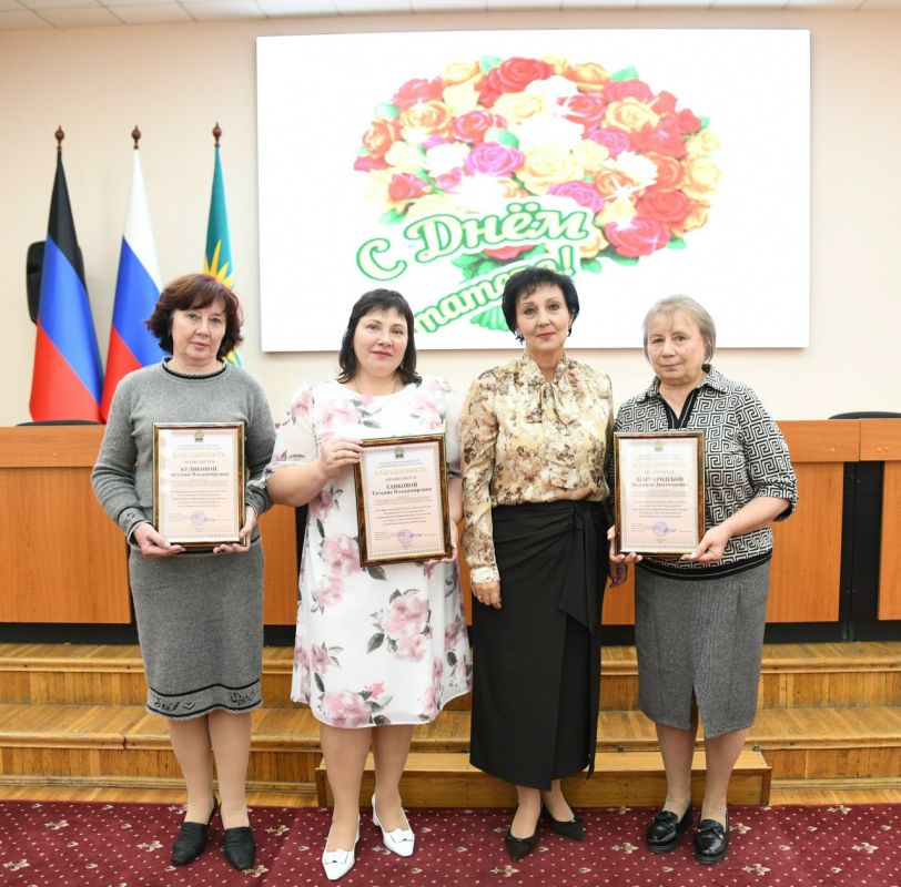 В преддверии Дня воспитателя и всех дошкольных работников в городском округе Макеевка состоялось торжественное вручение благодарностей Администрации городского округа Макеевка, Макеевского городского совета и департамента... В преддверии Дня воспитателя и всех дошкольных работников в городском округе Макеевка состоялось торжественное вручение благодарностей Администрации городского округа Макеевка, Макеевского городского совета и департамента...