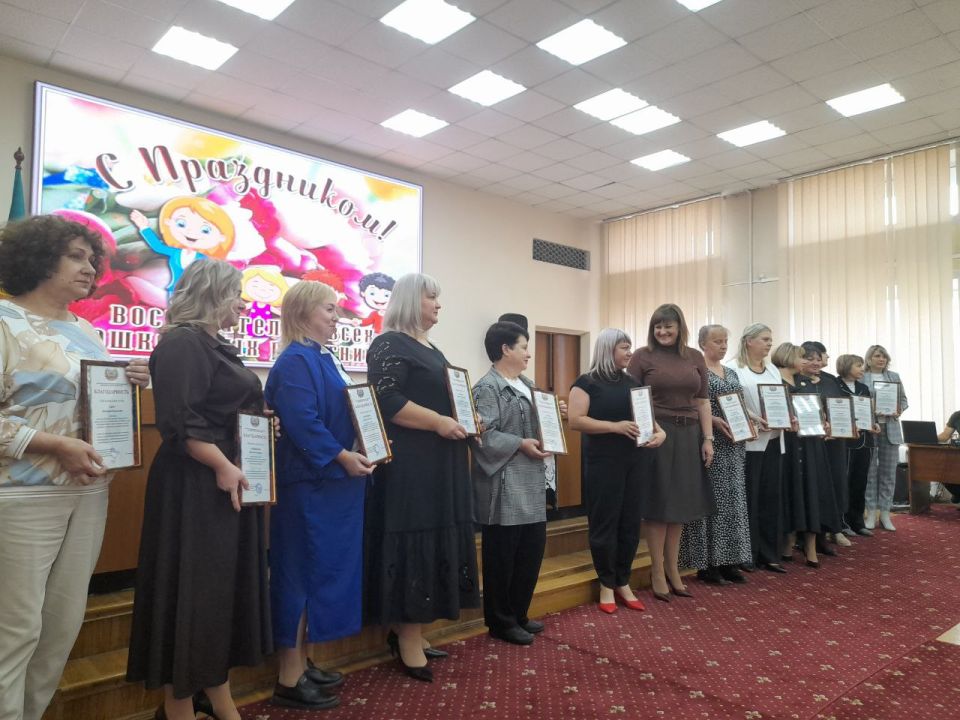 В преддверии Дня воспитателя и всех дошкольных работников в городском округе Макеевка состоялось торжественное вручение благодарностей Администрации городского округа Макеевка, Макеевского городского совета и департамента... В преддверии Дня воспитателя и всех дошкольных работников в городском округе Макеевка состоялось торжественное вручение благодарностей Администрации городского округа Макеевка, Макеевского городского совета и департамента...