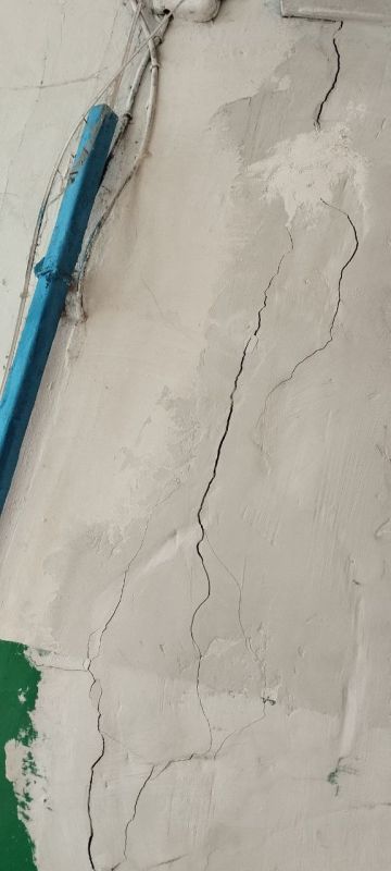 К жителям дома с лопнувшими на стенах маячками наконец приехали чиновники из администрации Макеевки К жителям дома с лопнувшими на стенах маячками наконец приехали чиновники из администрации Макеевки