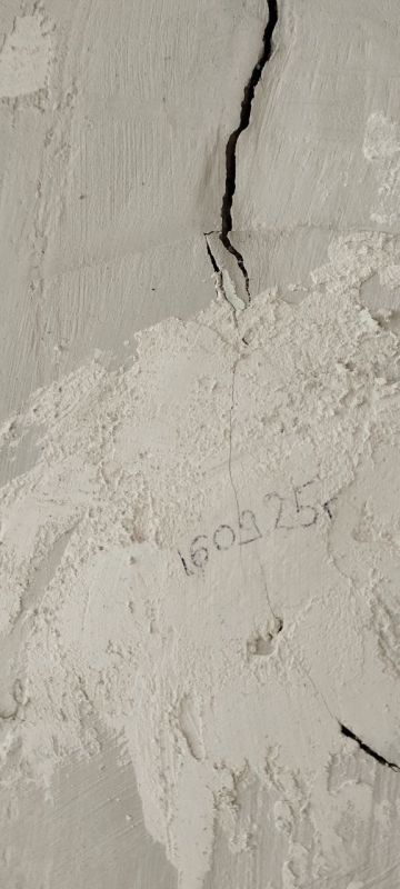 К жителям дома с лопнувшими на стенах маячками наконец приехали чиновники из администрации Макеевки К жителям дома с лопнувшими на стенах маячками наконец приехали чиновники из администрации Макеевки