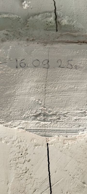 К жителям дома с лопнувшими на стенах маячками наконец приехали чиновники из администрации Макеевки К жителям дома с лопнувшими на стенах маячками наконец приехали чиновники из администрации Макеевки