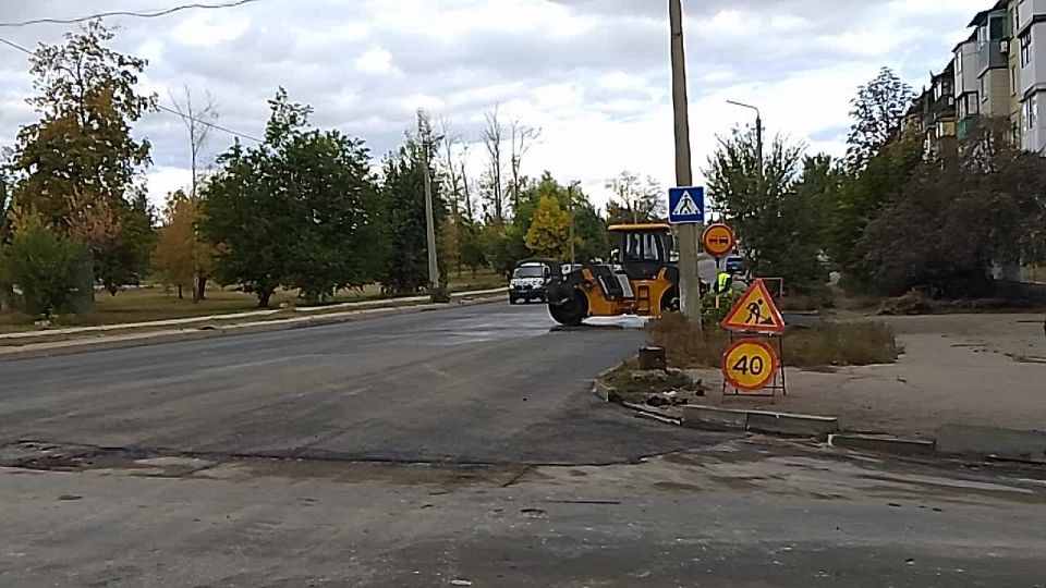 Сегодня, 29 сентября, подрядной организацией продолжаются работы по ремонту асфальтового покрытия автодороги по ул. Циолковского на участке от ул. 50 лет образования СССР до бульвара 8 Сентября