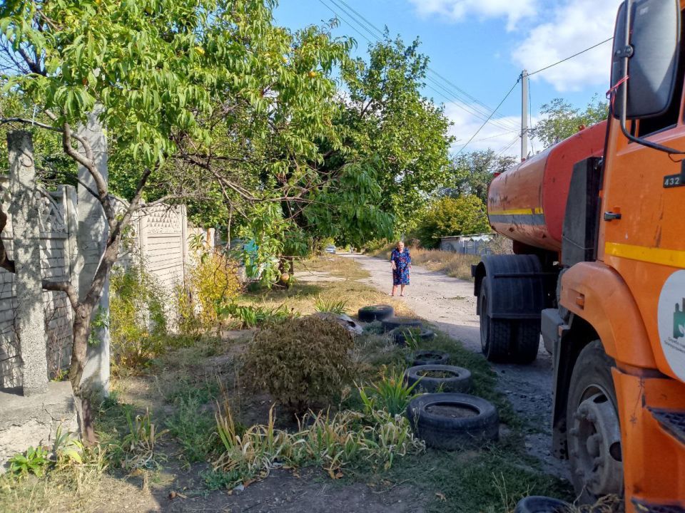 Для обеспечения водой жителей района Управой Кировского внутригородского района при поддержке региона-шефа Московская область ежедневно осуществляется подвоз воды для жителей домов, в которые в установленный графиком день не...