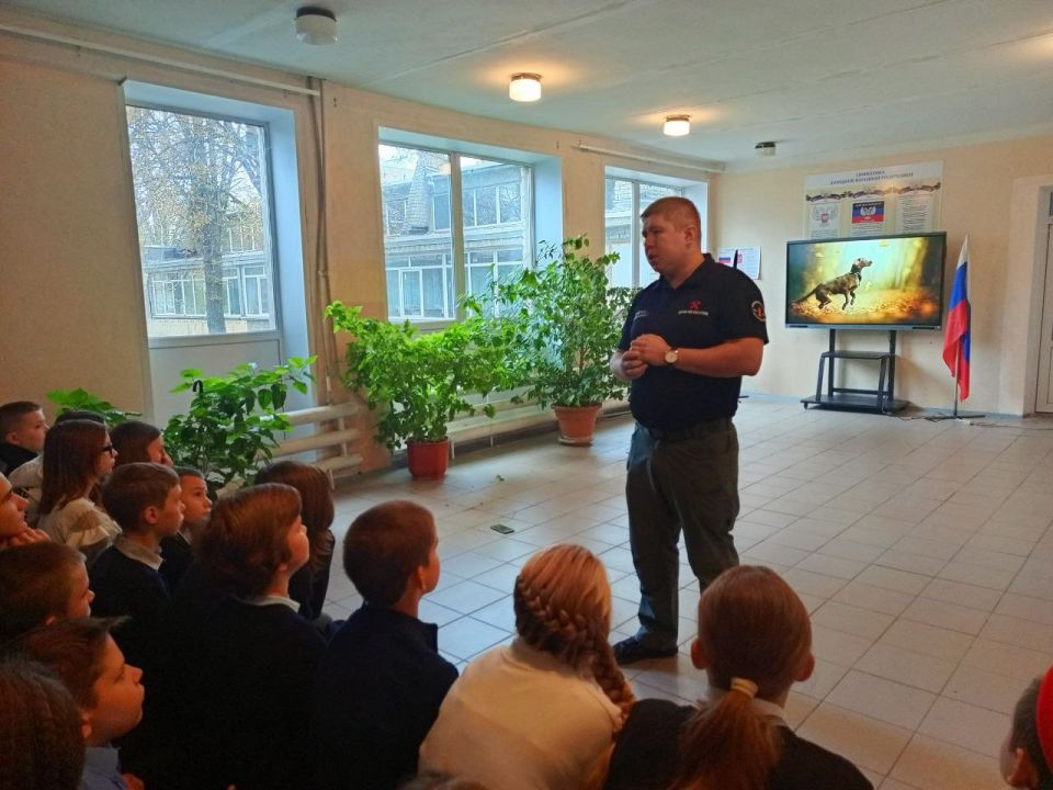 Диалог с героем. 29 сентября 2025 года в ГБОУ «СШ № 8 Г.О. МАКЕЕВКА» состоялась очень важная и трогательная встреча с участником СВО, Максименко Дмитрием Олеговичем, выпускником школы Диалог с героем. 29 сентября 2025 года в ГБОУ «СШ № 8 Г.О. МАКЕЕВКА» состоялась очень важная и трогательная встреча с участником СВО, Максименко Дмитрием Олеговичем, выпускником школы