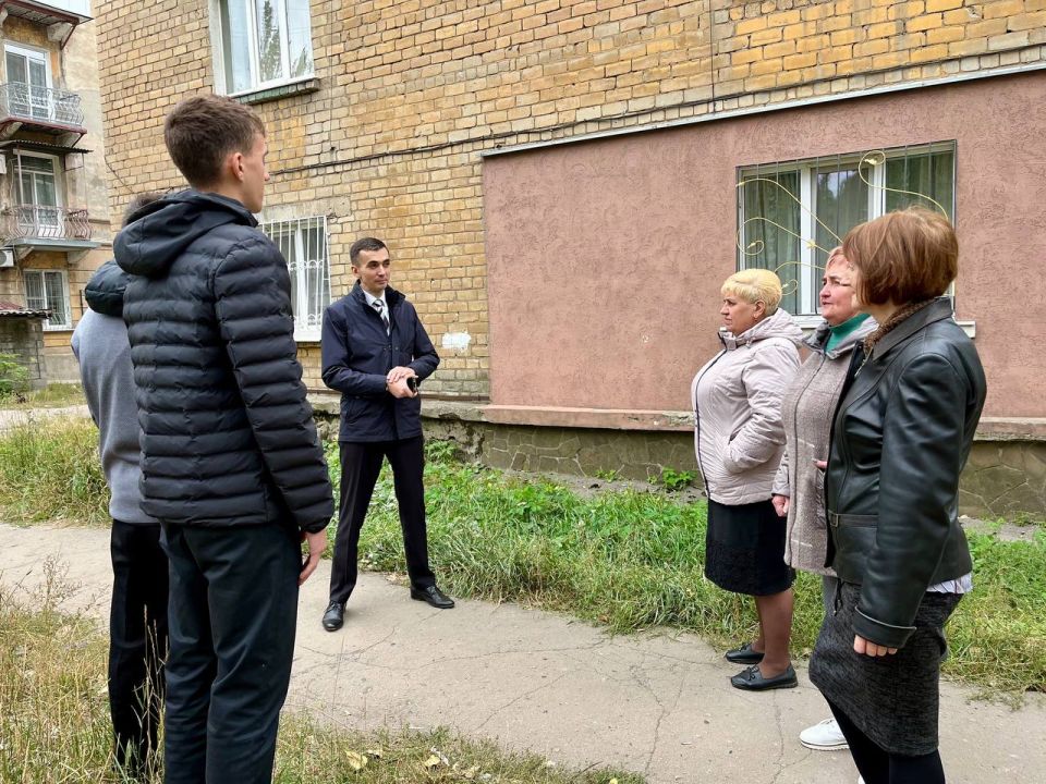 Сегодня, 29 сентября, депутат Макеевского городского совета Сергей Зуев провел встречу с населением по адресу: г. Макеевка, ул. Петровского, 3 Сегодня, 29 сентября, депутат Макеевского городского совета Сергей Зуев провел встречу с населением по адресу: г. Макеевка, ул. Петровского, 3