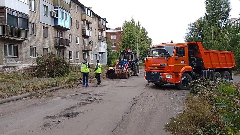 29 сентября, с целью приведения территории в надлежащее санитарное состояние силами МУП АГМ «Перспектива» продолжаются работы по очистке прибордюрной зоны автодороги по ул. Циолковского. Ведутся работы по вывозу собранного...