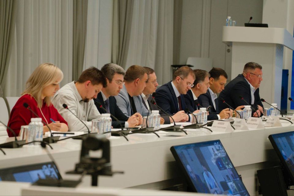 Александр Подгорный: Глава Минстроя России Ирек Файзуллин провел расширенное совещание по ситуации с водоснабжением на Донбассе Александр Подгорный: Глава Минстроя России Ирек Файзуллин провел расширенное совещание по ситуации с водоснабжением на Донбассе