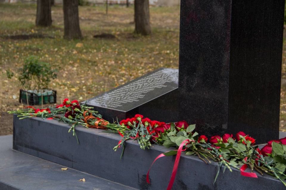 1 Студотряды ДНР заложили «Аллею памяти», высадив более тысячи роз в честь погибших на СВО 1 Студотряды ДНР заложили «Аллею памяти», высадив более тысячи роз в честь погибших на СВО