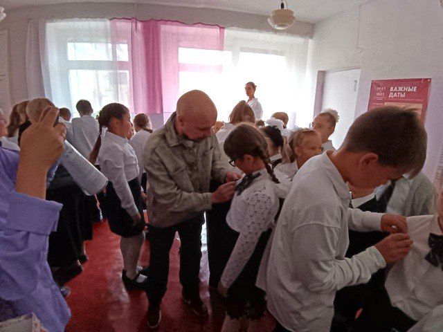 Ветеран-защитник Донбасса поздравил юных «Орлят» в Макеевке Ветеран-защитник Донбасса поздравил юных «Орлят» в Макеевке