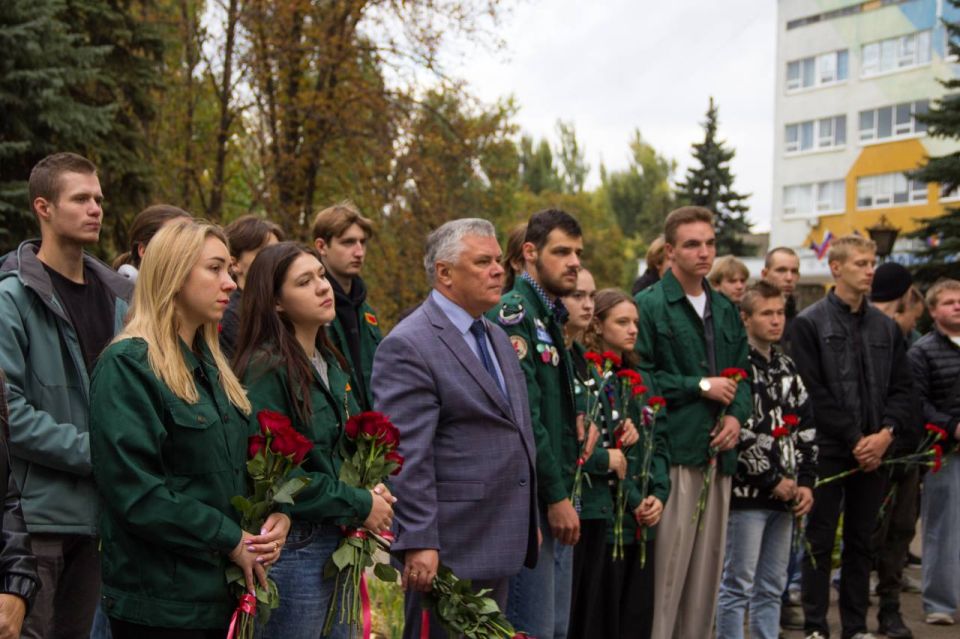 1 Студотряды ДНР заложили «Аллею памяти», высадив более тысячи роз в честь погибших на СВО 1 Студотряды ДНР заложили «Аллею памяти», высадив более тысячи роз в честь погибших на СВО