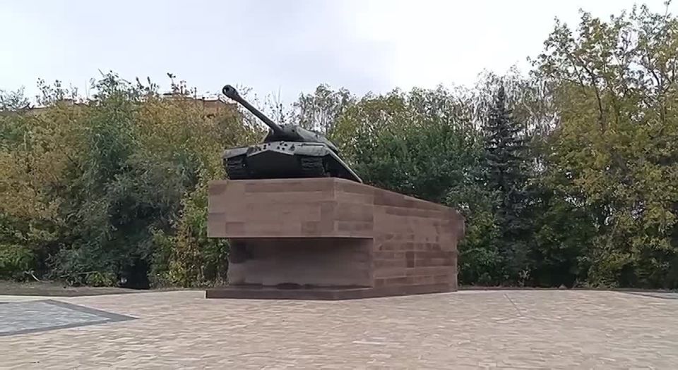 Сегодня, 30 сентября, в Макеевке состоялась торжественная церемония возложения цветов к памятнику, посвященная Дню воссоединения Донецкой Народной Республики с Российской Федерацией