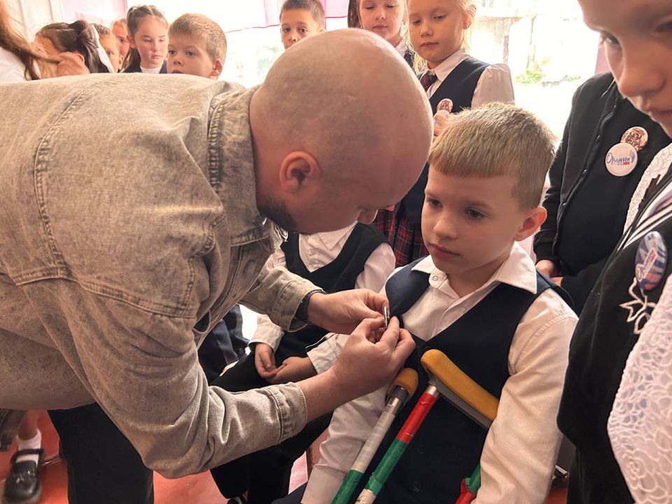 Ветеран-защитник Донбасса поздравил юных «Орлят» в Макеевке Ветеран-защитник Донбасса поздравил юных «Орлят» в Макеевке