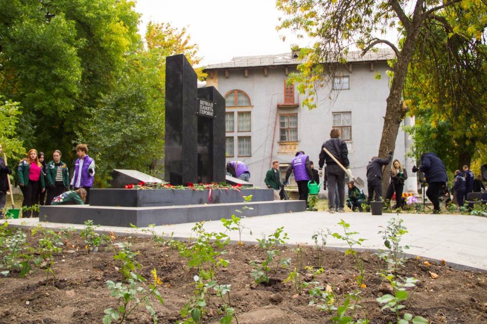 1 Студотряды ДНР заложили «Аллею памяти», высадив более тысячи роз в честь погибших на СВО 1 Студотряды ДНР заложили «Аллею памяти», высадив более тысячи роз в честь погибших на СВО