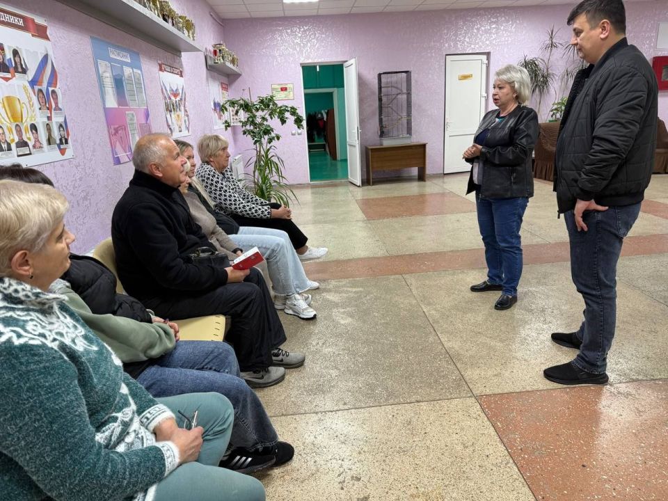 Сегодня, 1 октября, первый заместитель руководителя Управы Центрально-Городского внутригородского района Инна Кисенко и депутат Народного Совета ДНР Василий Перцев провели встречи с жителями по адресам: г. Макеевка, ул.... Сегодня, 1 октября, первый заместитель руководителя Управы Центрально-Городского внутригородского района Инна Кисенко и депутат Народного Совета ДНР Василий Перцев провели встречи с жителями по адресам: г. Макеевка, ул....