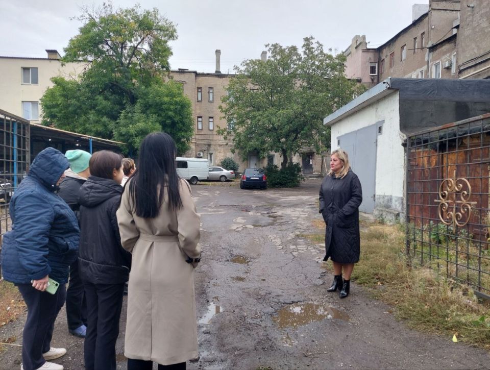 Сегодня, 1 октября, спикер Надежда Сапелкина провела встречи с жителями  по адресу: г.о. Макеевка, г. Макеевка, ул. Ленина,д. 59 и д. 57\27