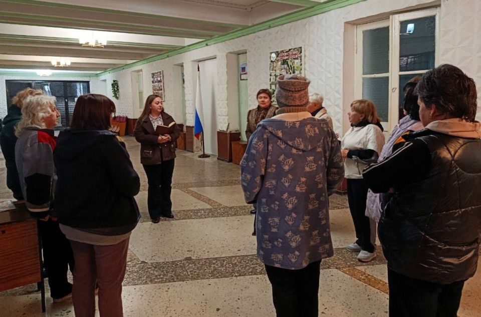 Сегодня, 1 октября, в Советском внутригородском районе депутат Макеевского городского совета Алена Трякина провела встречу с жителями жилого массива Объединенный по адресу: квартала 49, д. 11