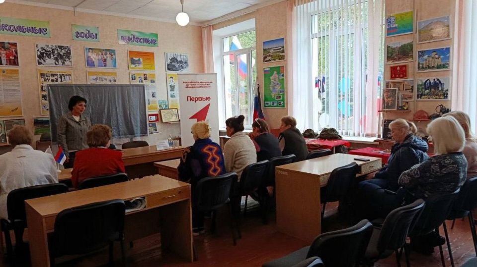 Сегодня, 1 октября, председатель Макеевского городского совета Валентина Харлашка провела встречу с трудовым коллективом Средней школы № 16