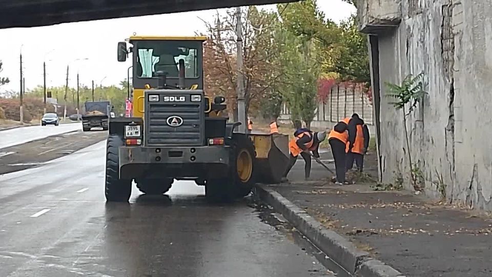 Сегодня, 1 октября, с целью приведения территории в надлежащее санитарное состояние силами МУП АГМ «Перспектива» ведутся работы по уборке тротуара по ул. Металлургической, а также вывоз собранного смета и листвы