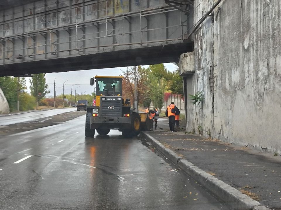 Сегодня, 1 октября, с целью приведения территории в надлежащее санитарное состояние силами МУП АГМ «Перспектива» ведутся работы по уборке тротуара по ул. Металлургической, а также вывоз собранного смета и листвы Сегодня, 1 октября, с целью приведения территории в надлежащее санитарное состояние силами МУП АГМ «Перспектива» ведутся работы по уборке тротуара по ул. Металлургической, а также вывоз собранного смета и листвы