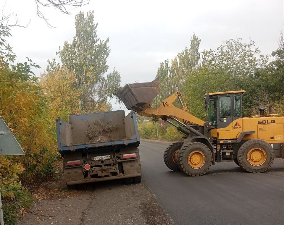 Сегодня, 2 октября, с целью приведения территории в надлежащее санитарное состояние силами МУП АГМ «Перспектива» проведены работы по очистке от наносов грунта обочин автодороги по ул. Кирова (по маршруту движения...