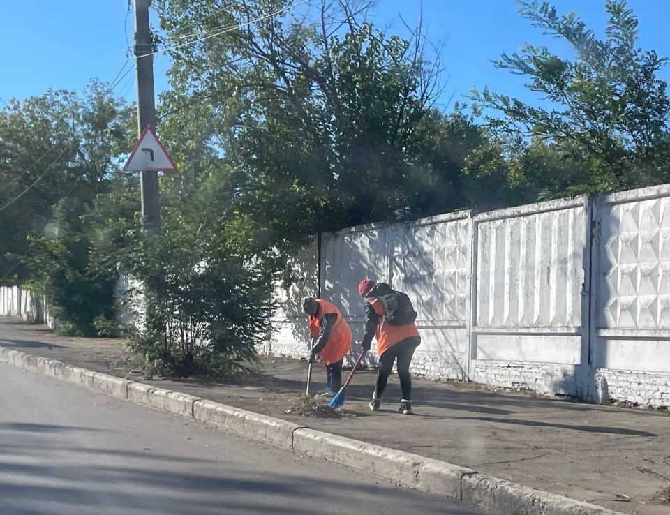2 октября, с целью приведения территории в надлежащее санитарное состояние силами МУП АГМ «Перспектива» продолжаются работы по уборке тротуара по ул. Металлургической