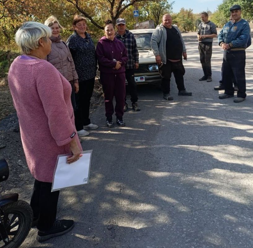 В рамках поручения Главы ДНР Дениса Пушилина, 2 октября, спикер-активист Светлана Пархоменко провела встречу с жителями пгт Землянки по ул. Энгельса, 52