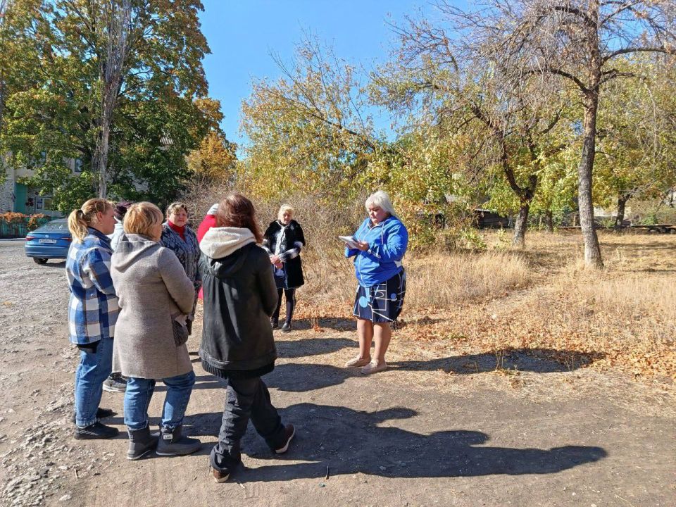 Сегодня, 2 октября, депутат Макеевского городского совета Донецкой Народной Республики первого созыва Оксана Бевцык провела встречу с населением возле детской площадки в пгт Сегодня, 2 октября, депутат Макеевского городского совета Донецкой Народной Республики первого созыва Оксана Бевцык провела встречу с населением возле детской площадки в пгт