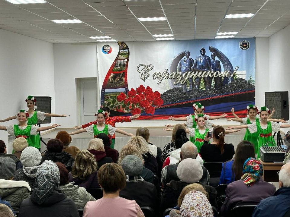 Стало доброй традицией отмечать в начале октября праздник, посвящённый Дню пожилых людей Стало доброй традицией отмечать в начале октября праздник, посвящённый Дню пожилых людей