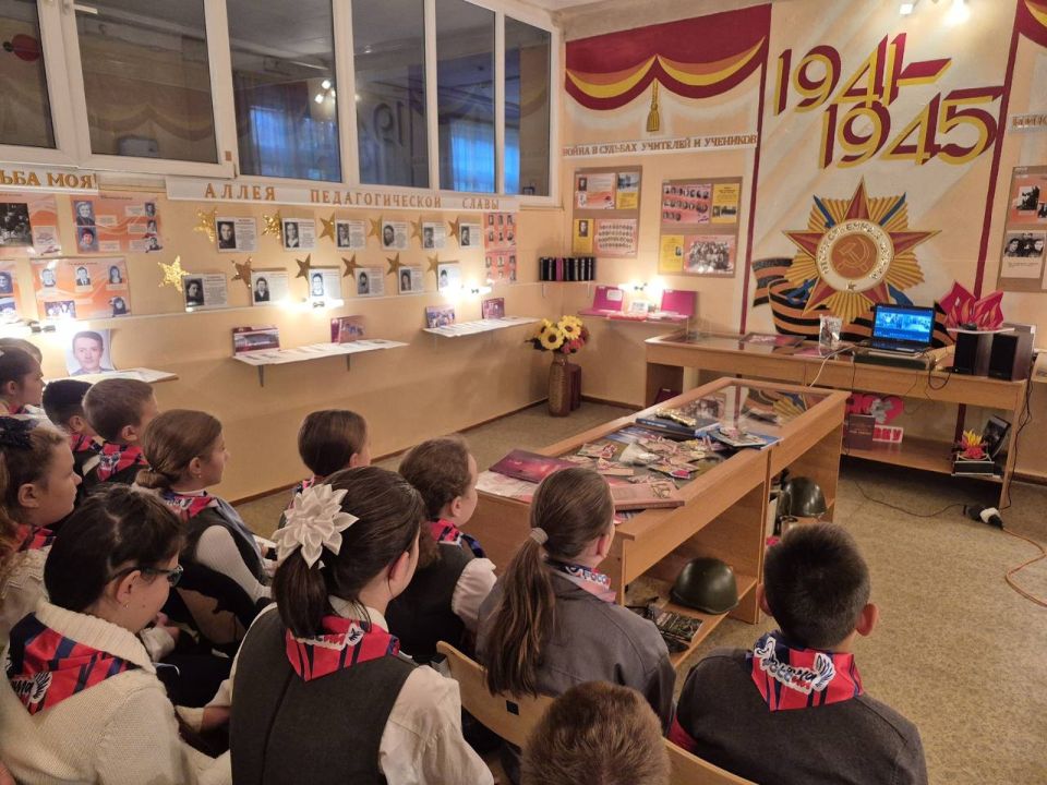 1 октября, в рамках федерального проекта "Лица дружбы" состоялась встреча-телемост учащихся 4-Б класса нашей школы (классный руководитель Ольга Прилипская) и учащимися ЛГ МАОУ "Средней общеобразовательная школы № 5" города... 1 октября, в рамках федерального проекта "Лица дружбы" состоялась встреча-телемост учащихся 4-Б класса нашей школы (классный руководитель Ольга Прилипская) и учащимися ЛГ МАОУ "Средней общеобразовательная школы № 5" города...