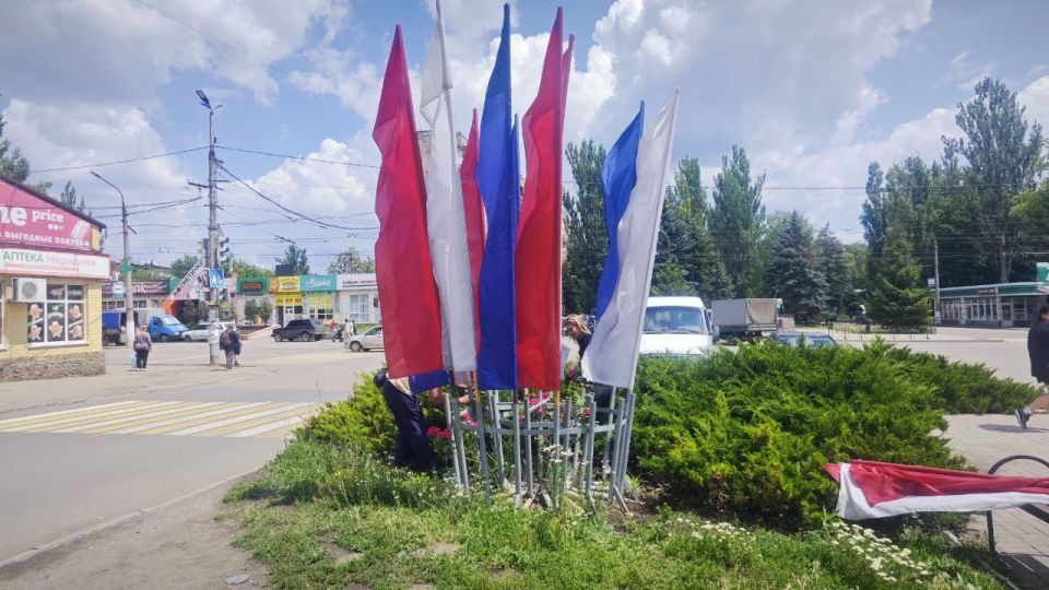 В Кировском внутригородском районе произведены работы по демонтажу флагов