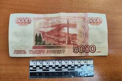 Полиция Шахтерска задержала изготовителя фальшивых пятитысячных купюр