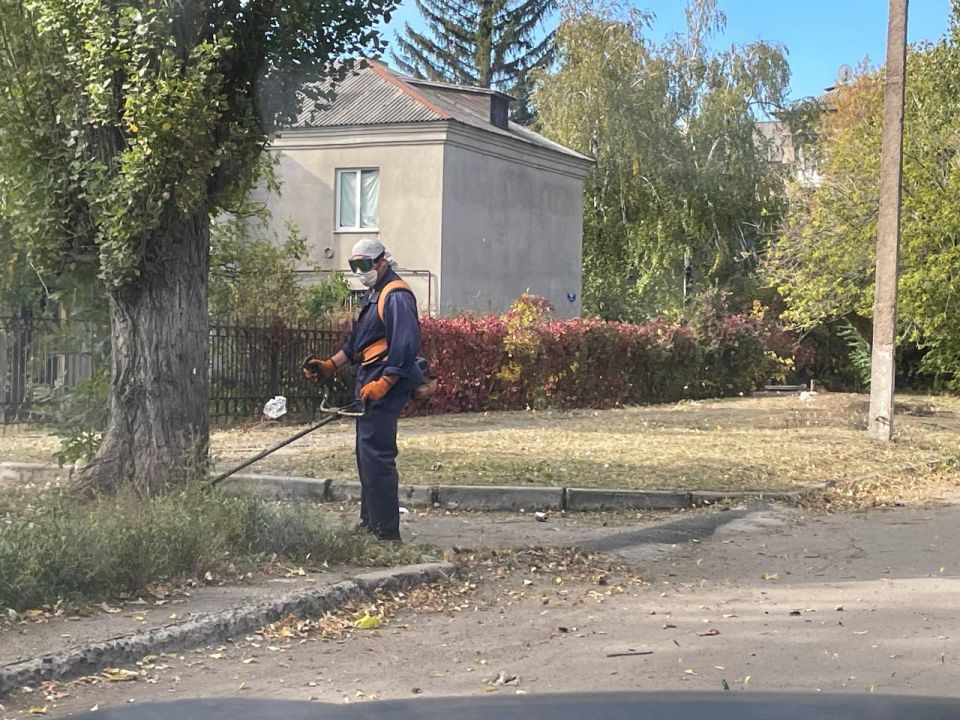 Сегодня, 3 октября, с целью приведения территории в надлежащее санитарное состояние силами ТСЖ проведены работы по покосу травы возле дома № 24 по ул. Жукова