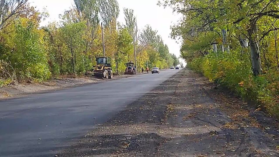 Сегодня, 3 октября, с целью приведения территории в надлежащее санитарное состояние силами МУП АГМ «Перспектива» продолжаются работы по очистке от наносов грунта обочин автодороги по ул. Кирова (по маршруту движения...