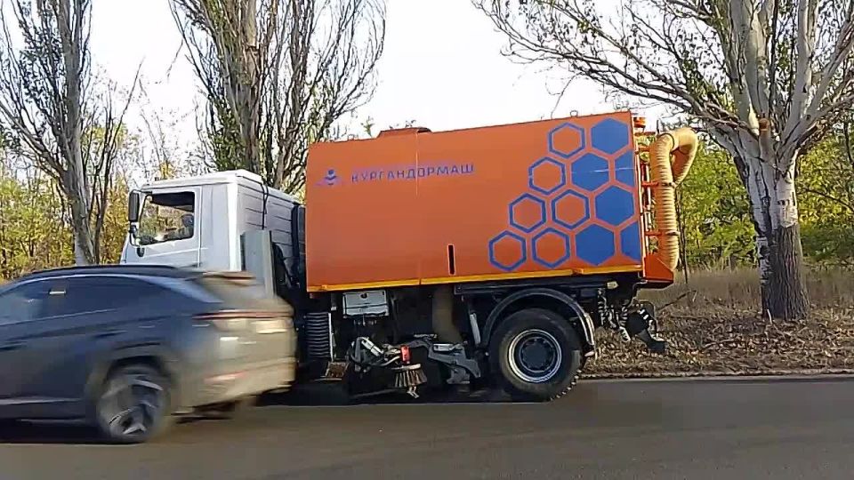 3 октября, с целью приведения территории в надлежащее санитарное состояние силами МУП АГМ «Перспектива» проведены работы по механизированной уборке проезжей части автодороги по ул. Чудской