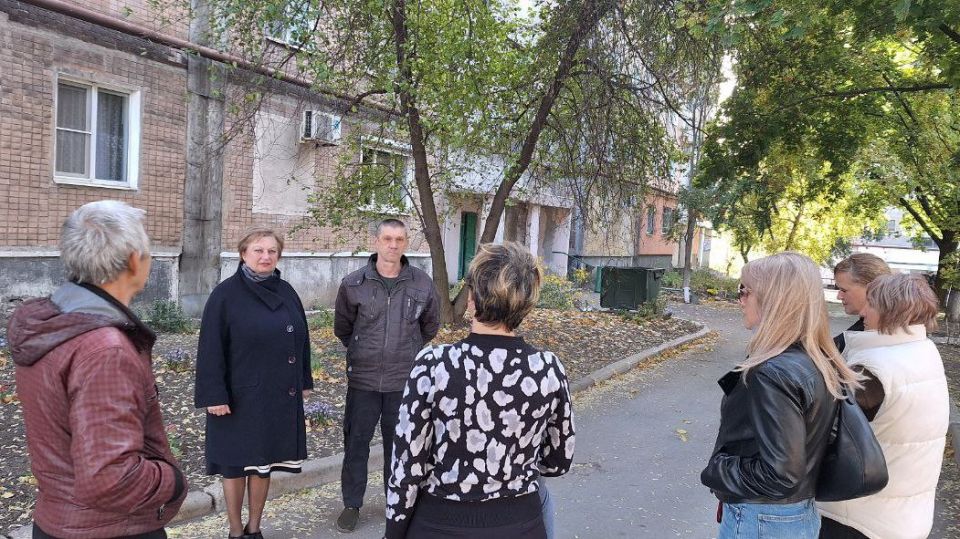 Сегодня, 3 октября, заместитель руководителя Управы Советского внутригородского района Надежда Прокапович провела встречи с жителями микрорайона Магистральный возле домов № 10 и № 12 Сегодня, 3 октября, заместитель руководителя Управы Советского внутригородского района Надежда Прокапович провела встречи с жителями микрорайона Магистральный возле домов № 10 и № 12