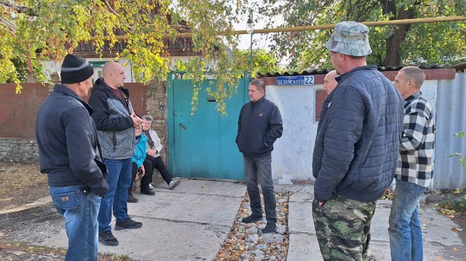 Сегодня, 3 октября, первый заместитель руководителя Управы Советского внутригородского района Сергей Савельев провел встречу с жителями района возле дома № 22 по улице Белинского в жилом массиве Марьевка