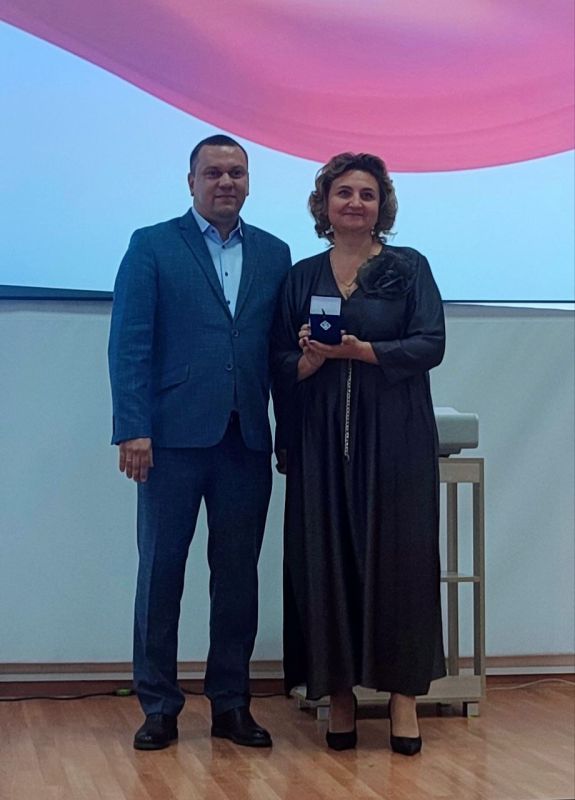 03 октября 2025 года в Министерстве образования и науки Донецкой Народной Республики состоялось торжественное мероприятие, в ходе которого чествовали сотрудников системы образования региона