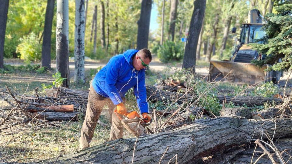 Чистота и безопасность – общими усилиями: Депутаты и активисты преобразили улицы Сусанина и Педагогическую Чистота и безопасность – общими усилиями: Депутаты и активисты преобразили улицы Сусанина и Педагогическую