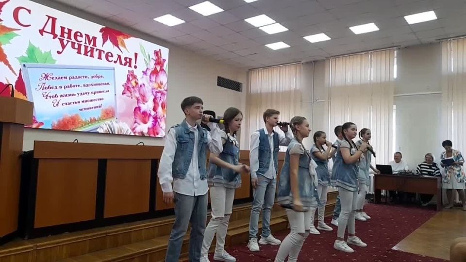 В преддверии Дня учителя народная студия эстрадного пения "ГЛАС" МБУДО «ГДДЮТ им. В.Г. Джарты» (руководители Гурьянова Светлана Владимировна и Рыбалко Александра Валерьевна) приняли участие в торжественном мероприятии...