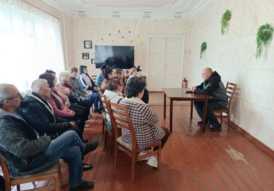 Сегодня, 6 октября, первый заместитель руководителя Управы Советского внутригородского района Администрации городского округа Макеевка Сергей Савельев провел встречу с трудовым коллективом Дворца культуры им. 40-летия ЛКСМУ