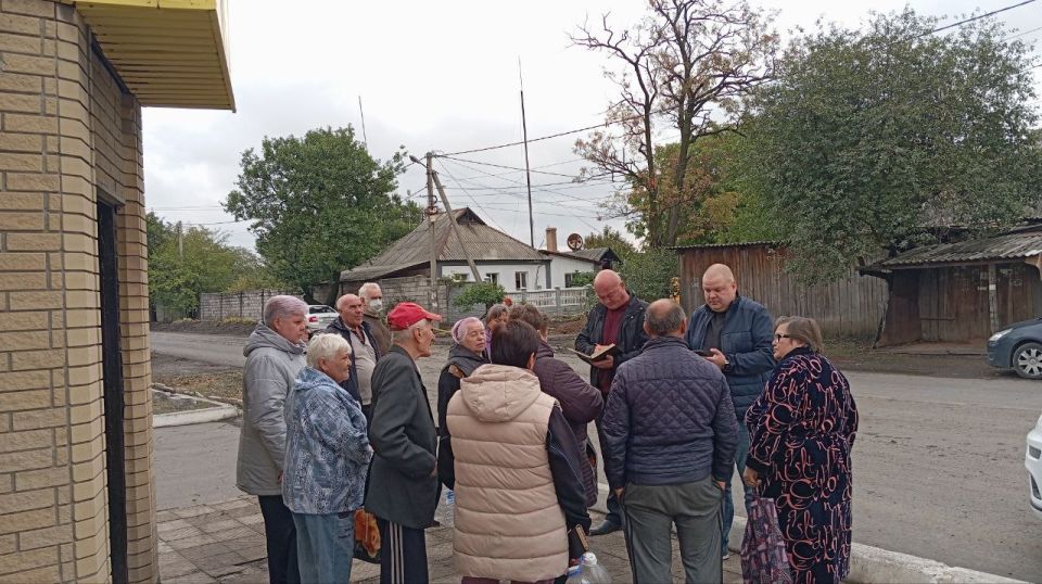 6 октября первый заместитель руководителя Управы Горняцкого района Максим Козловский совместно с депутатом Народного Совета Петром Потапенко провели встречу с жителями возле дома № 22 по улице Заозерная в пос