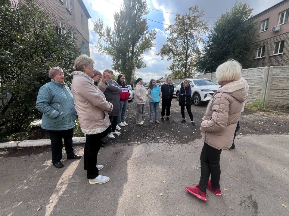 Сегодня, 6 октября, заместитель главы администрации городского округа Макеевка Ирина Валентиновна Сидякина провела встречу с жителями по адресам: г. Макеевка, ул. Макарова, дом 63\2 Сегодня, 6 октября, заместитель главы администрации городского округа Макеевка Ирина Валентиновна Сидякина провела встречу с жителями по адресам: г. Макеевка, ул. Макарова, дом 63\2