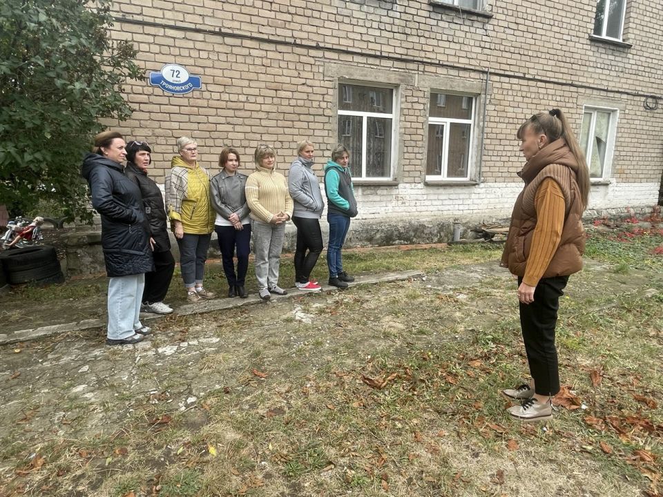 Сегодня, 6 октября, спикер Эвелина Мотрук провела встречу с населением по адресу: г.о. Макеевка, г. Макеевка, ул. Трояновского, д. 72 Сегодня, 6 октября, спикер Эвелина Мотрук провела встречу с населением по адресу: г.о. Макеевка, г. Макеевка, ул. Трояновского, д. 72