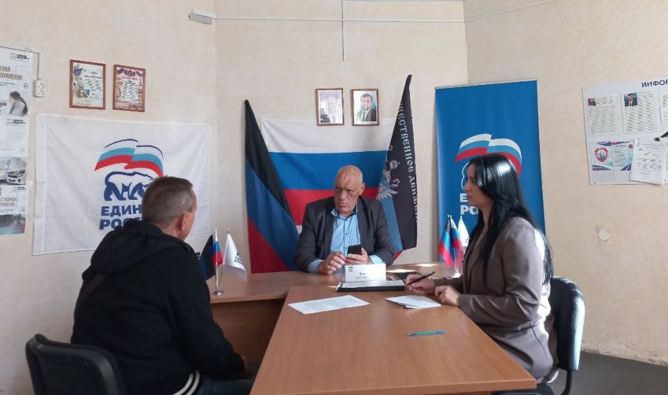 Сегодня, 7 октября, депутат Макеевского городского совета Донецкой Народной Республики первого созыва Олег Венжега провел прием граждан в общественной приемной партии «Единая Россия» Советского внутригородского района... Сегодня, 7 октября, депутат Макеевского городского совета Донецкой Народной Республики первого созыва Олег Венжега провел прием граждан в общественной приемной партии «Единая Россия» Советского внутригородского района...