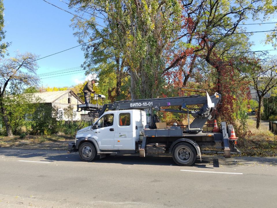 Сегодня, 7 октября, с целью обеспечения безопасности движения пешеходов и автотранспорта в темное время суток силами МУП АГМ «Перспектива» проведены работы по ремонту линии наружного освещения по улице Кирова в жилом массиве... Сегодня, 7 октября, с целью обеспечения безопасности движения пешеходов и автотранспорта в темное время суток силами МУП АГМ «Перспектива» проведены работы по ремонту линии наружного освещения по улице Кирова в жилом массиве...