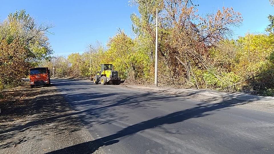 Сегодня, 7 октября, с целью приведения территории в надлежащее санитарное состояние силами МУП АГМ «Перспектива» продолжаются работы по очистке от наносов грунта обочин автодороги по ул. Кирова (по маршруту движения...